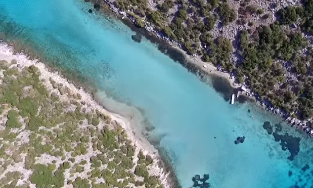 Κασονήσι: Η υπέροχη άγνωστη γαλάζια λίμνη της Ελλάδας